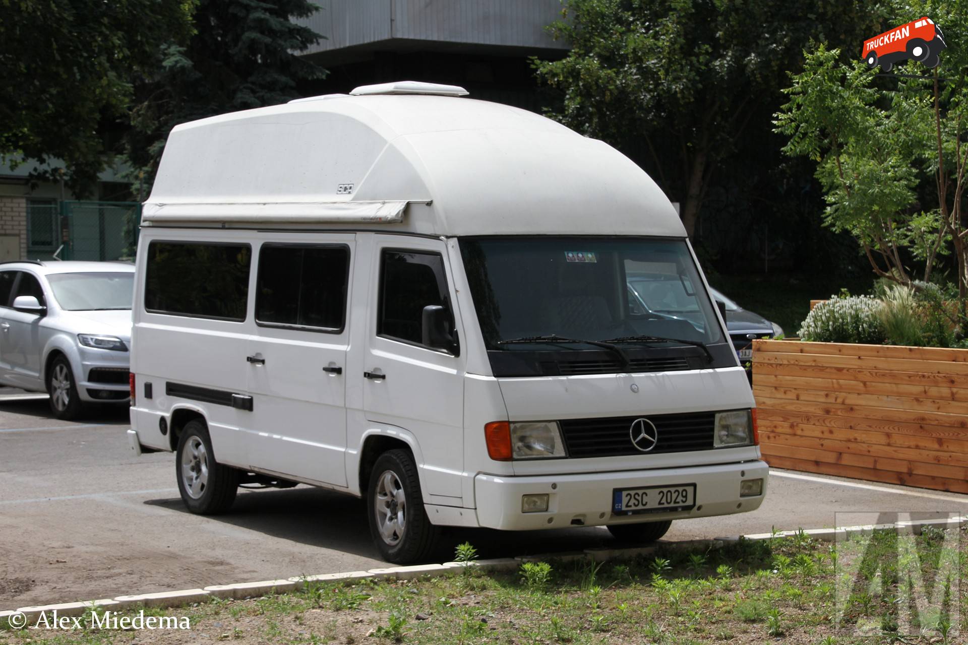 Mercedes-Benz MB100