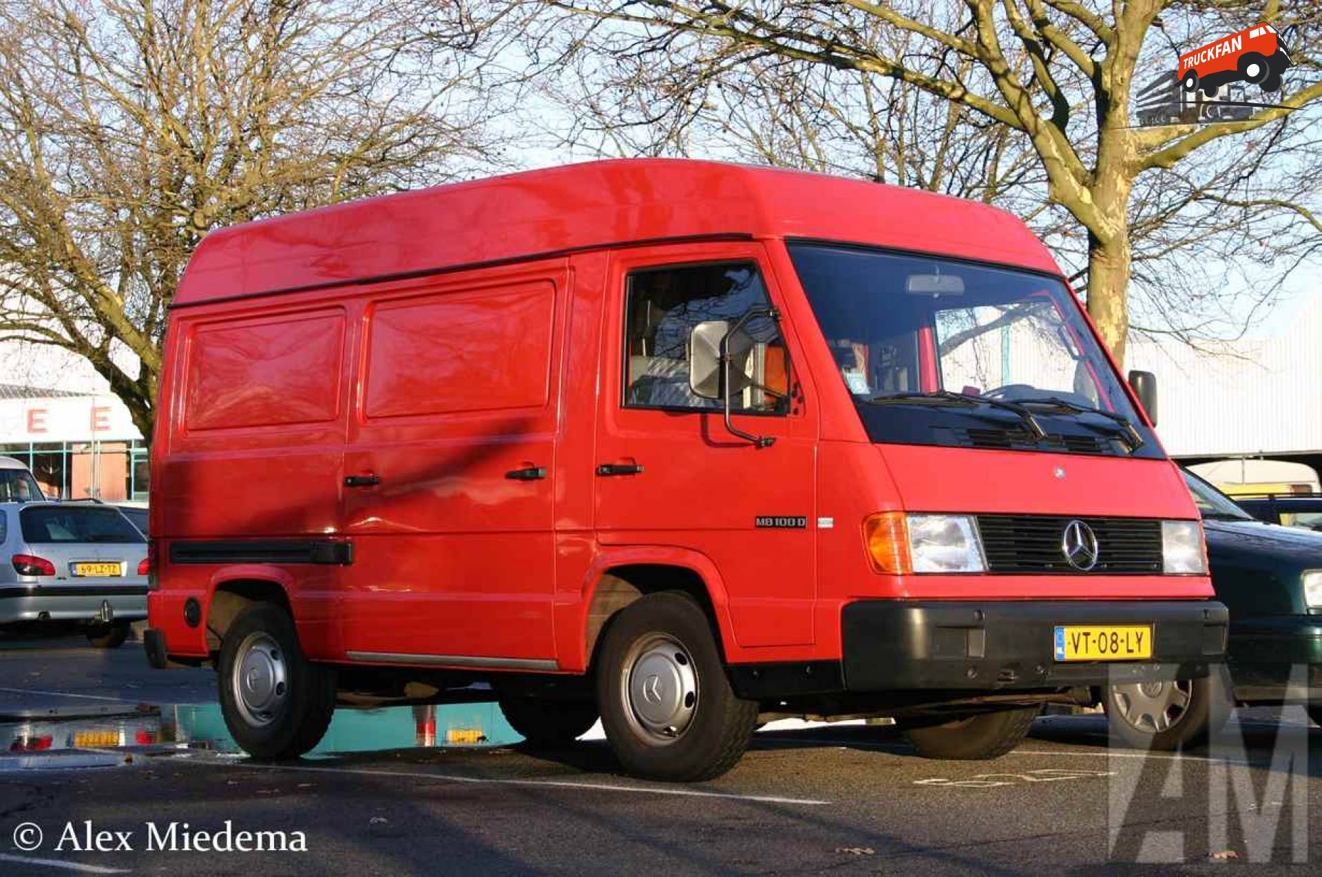 Mercedes-Benz MB100