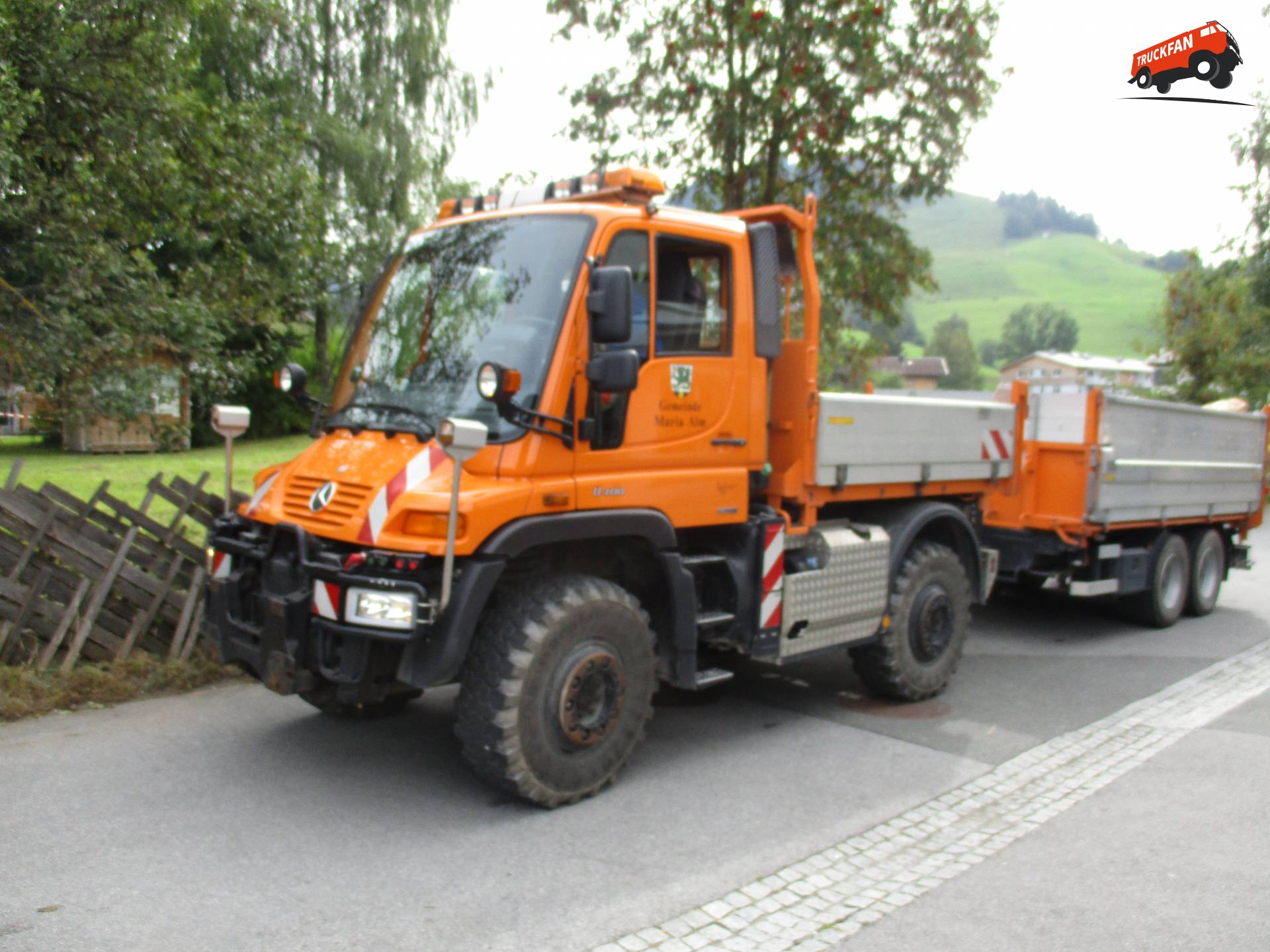 Локомобиль мерседес unimog u400