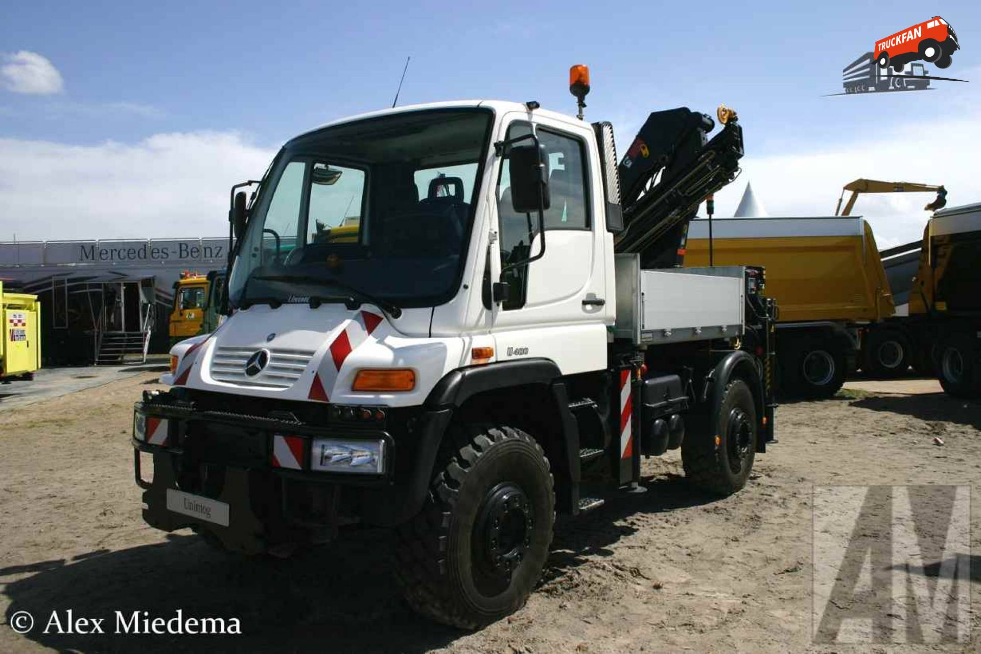 Локомобиль мерседес unimog u400