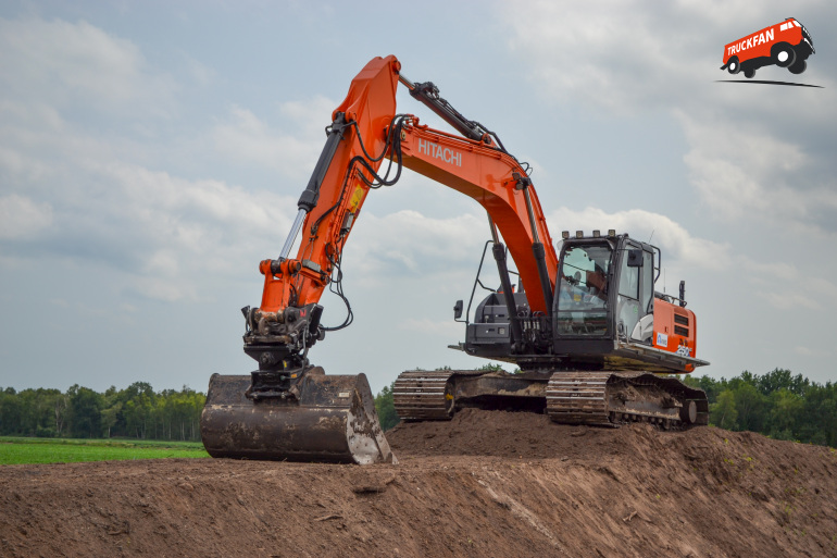 Foto Hitachi Zaxis 250 Van Transportonderneming K.R. Wisman En Zoon B.V ...